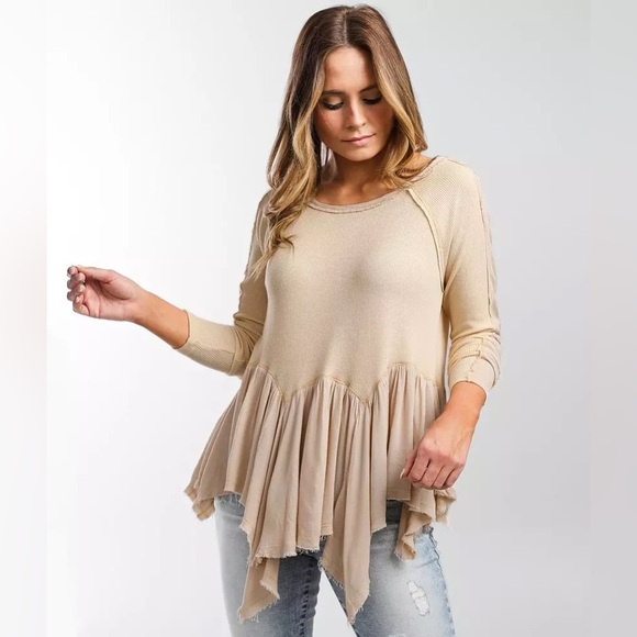 Buckle gimmicks handkerchief top - Picture 2 of 3